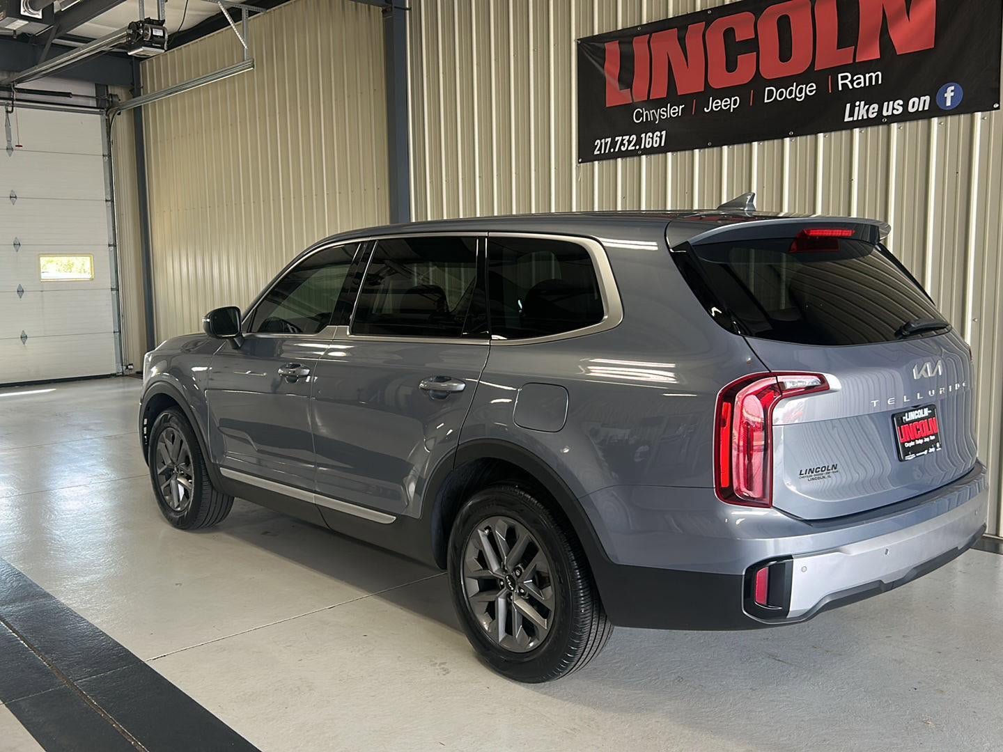 Used 2023 Kia Telluride LX FWD image 2