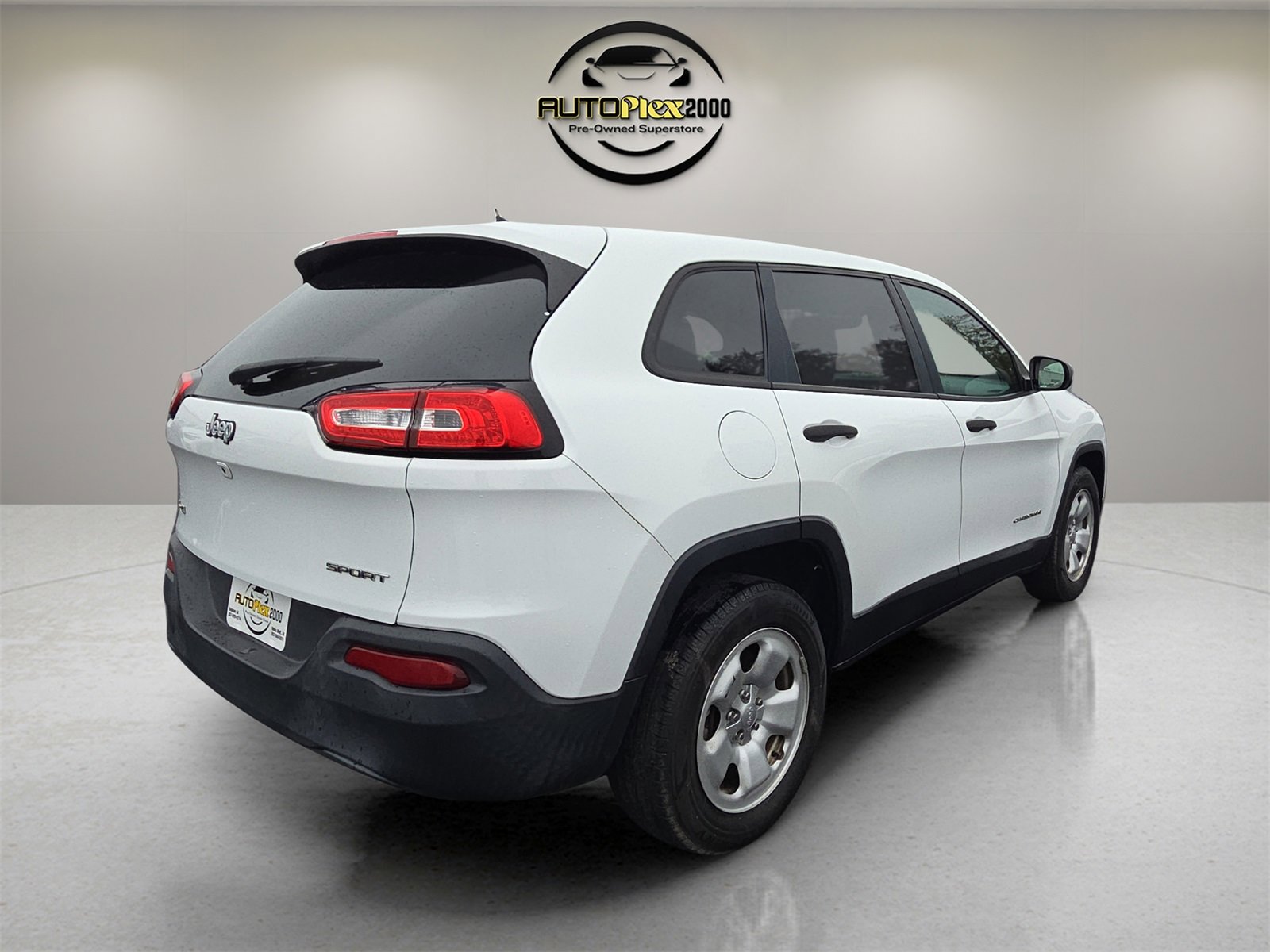 Used 2016 Jeep Cherokee Sport image 7