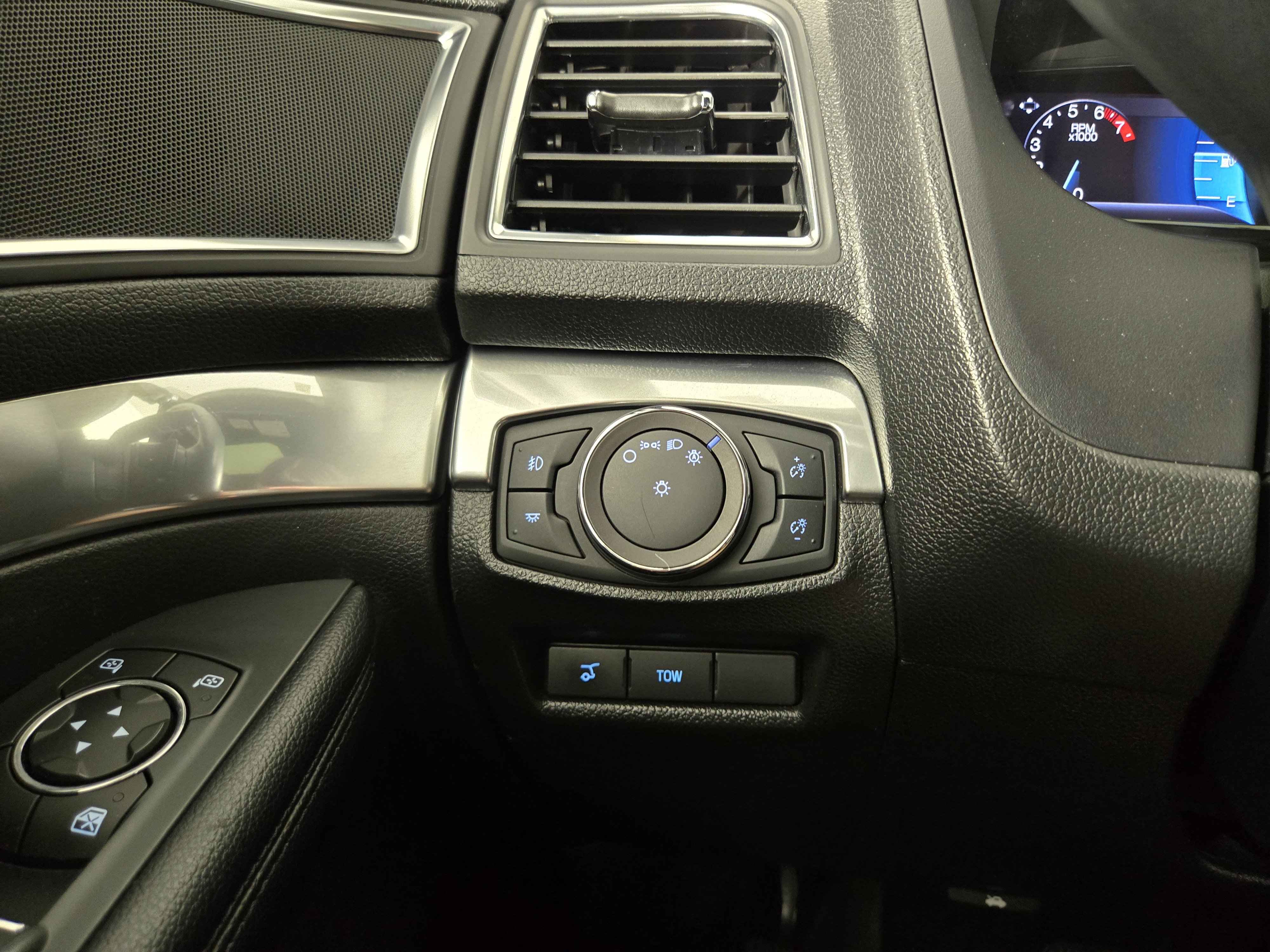 Used 2019 Ford Explorer Sport w/ Equipment Group 401A AWD/4WD image 32