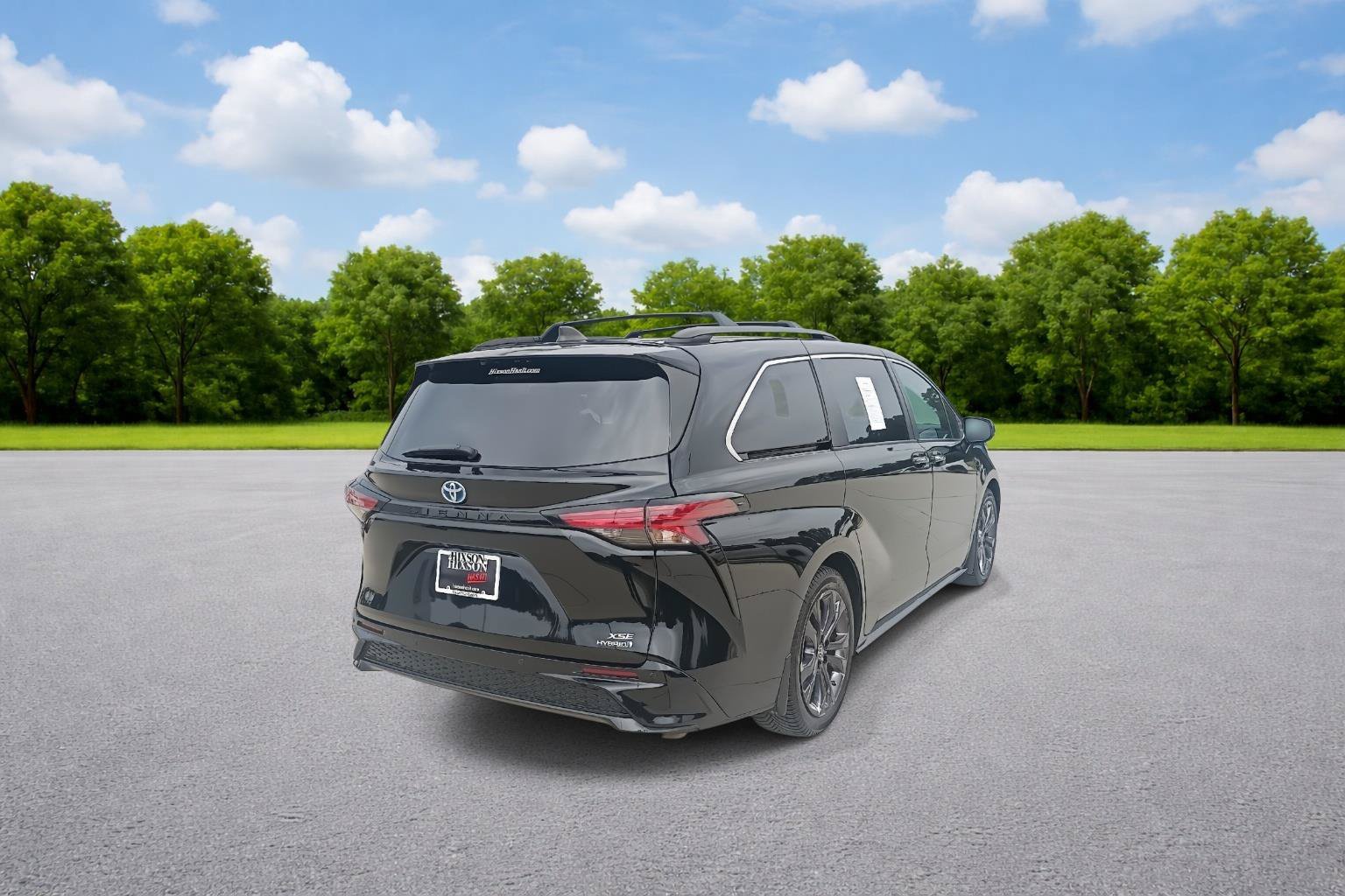 Used 2023 Toyota Sienna XSE FWD image 7