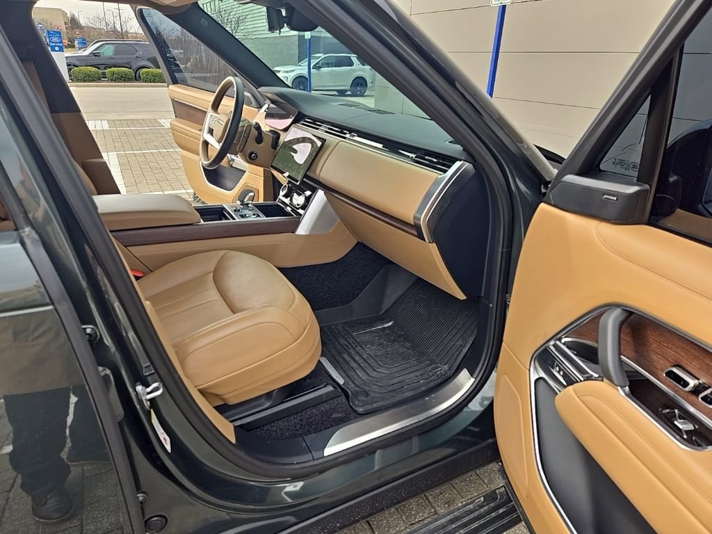 Used 2023 Land Rover Range Rover Long Wheelbase SE image 22