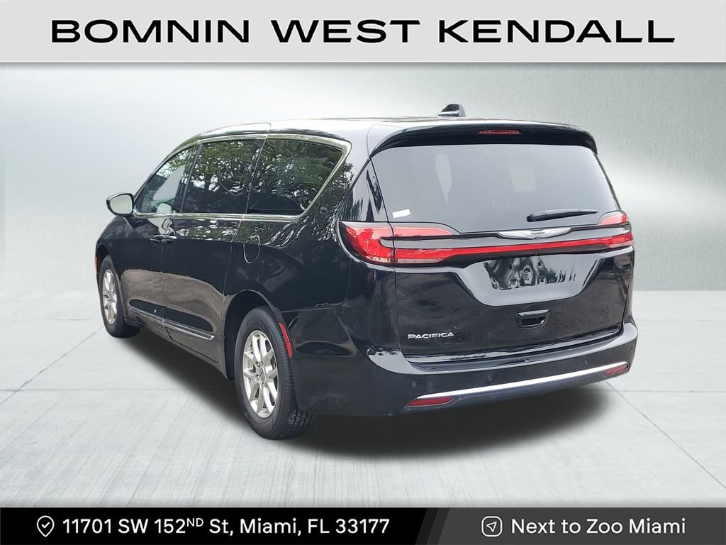 Used 2025 Chrysler Pacifica Select image 5