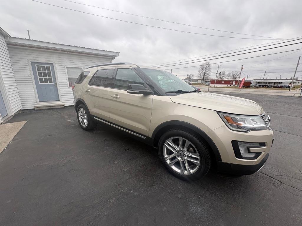 Used 2017 Ford Explorer XLT w/ Equipment Group 202A image 3