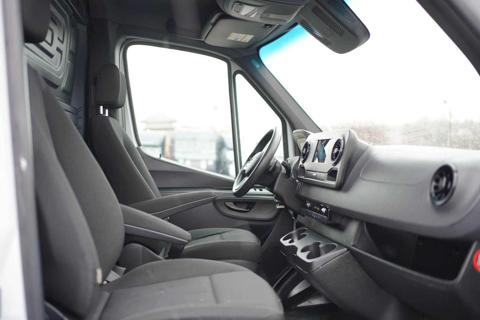 Used 2022 Mercedes-Benz Sprinter 2500 image 2