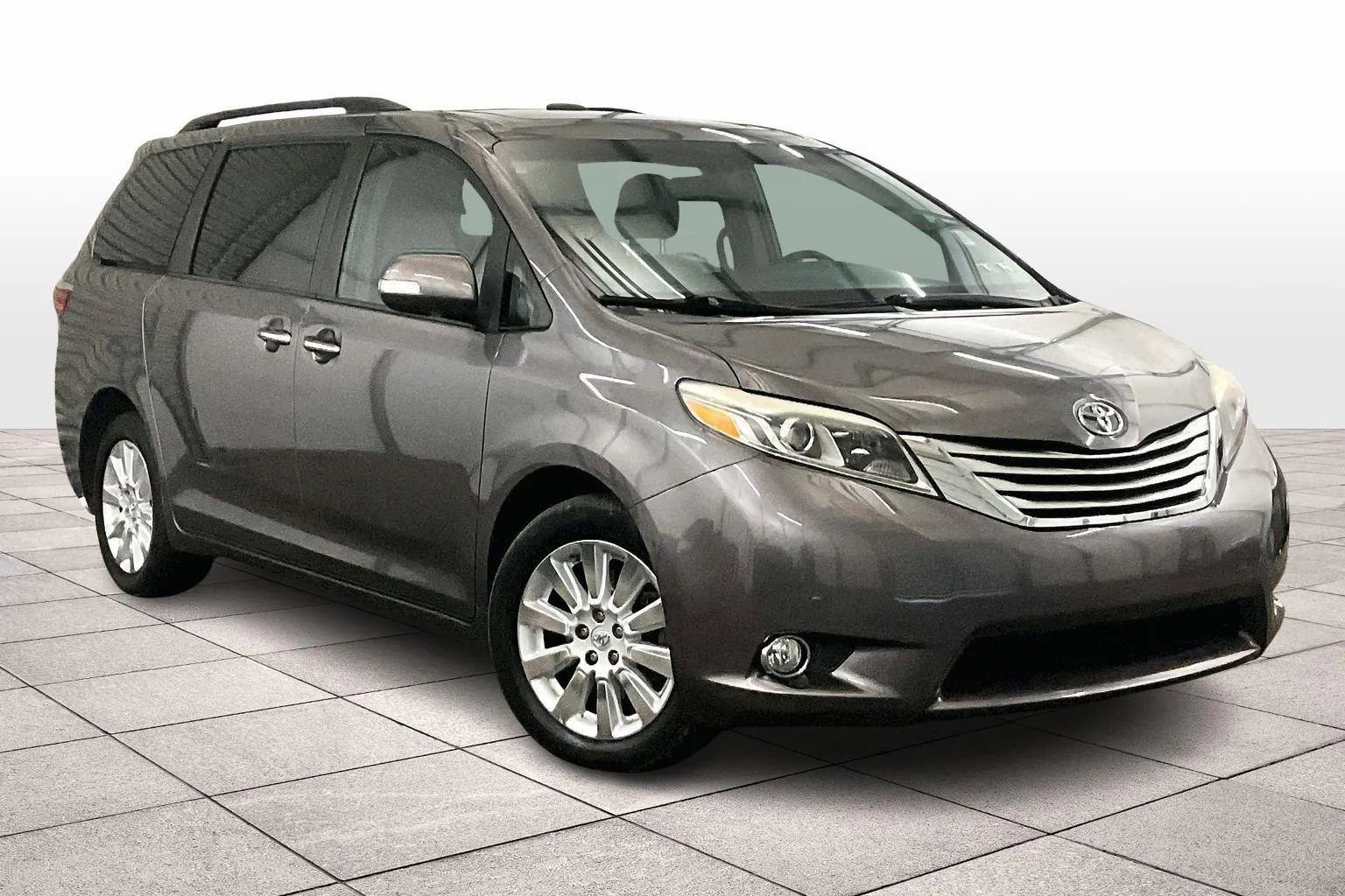 Used 2015 Toyota Sienna Limited Premium image 3