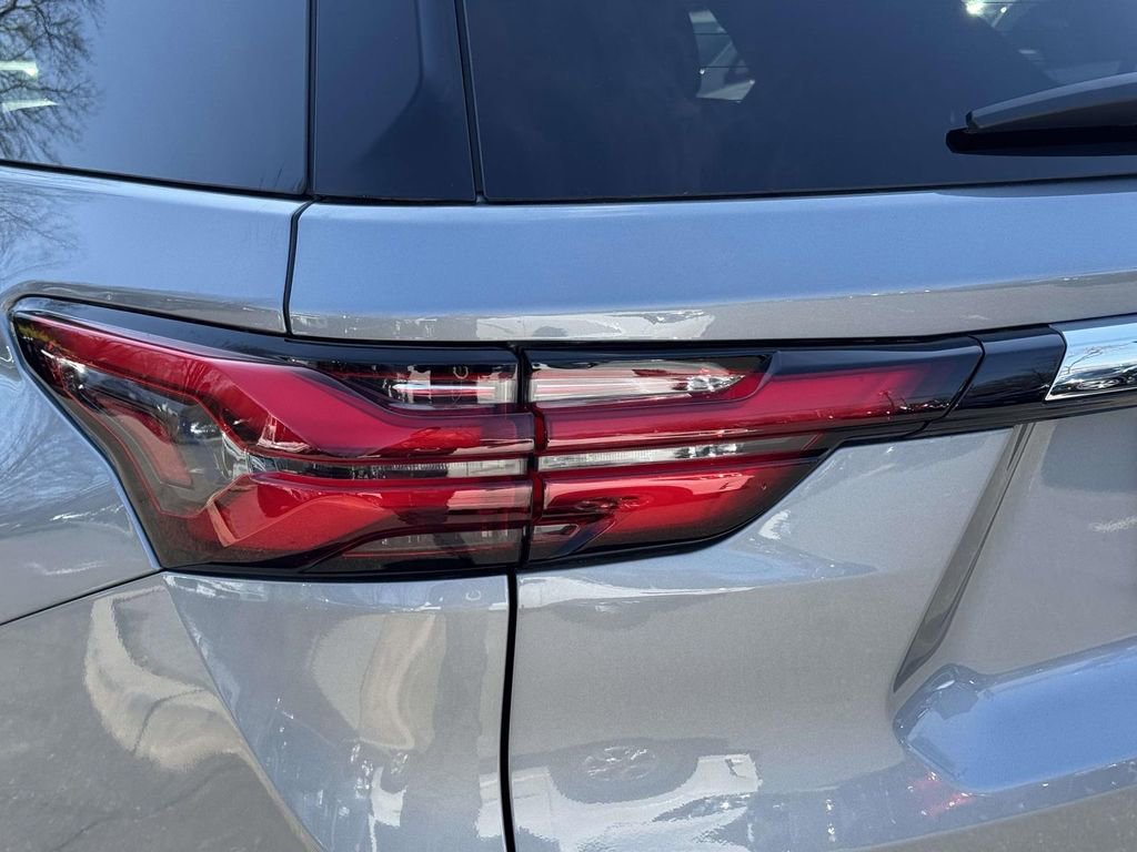 Used 2023 Chevrolet Traverse LT FWD image 8