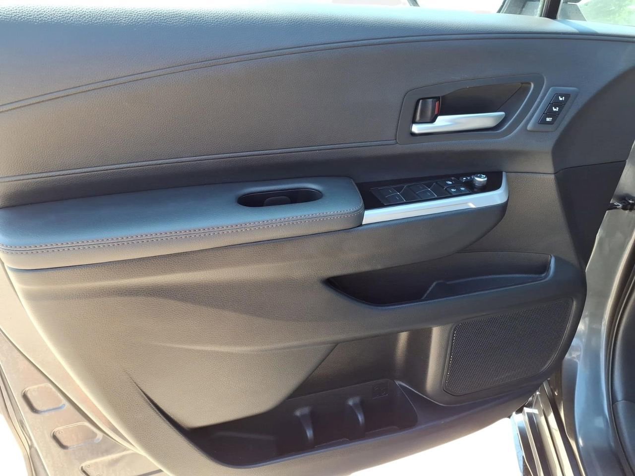 Used 2025 Toyota Sienna Platinum FWD image 17