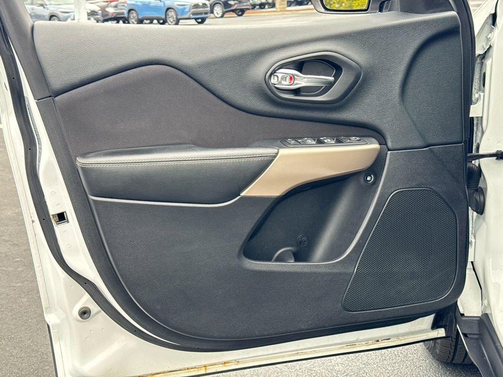 Used 2017 Jeep Cherokee Latitude w/ Cold Weather Group image 25