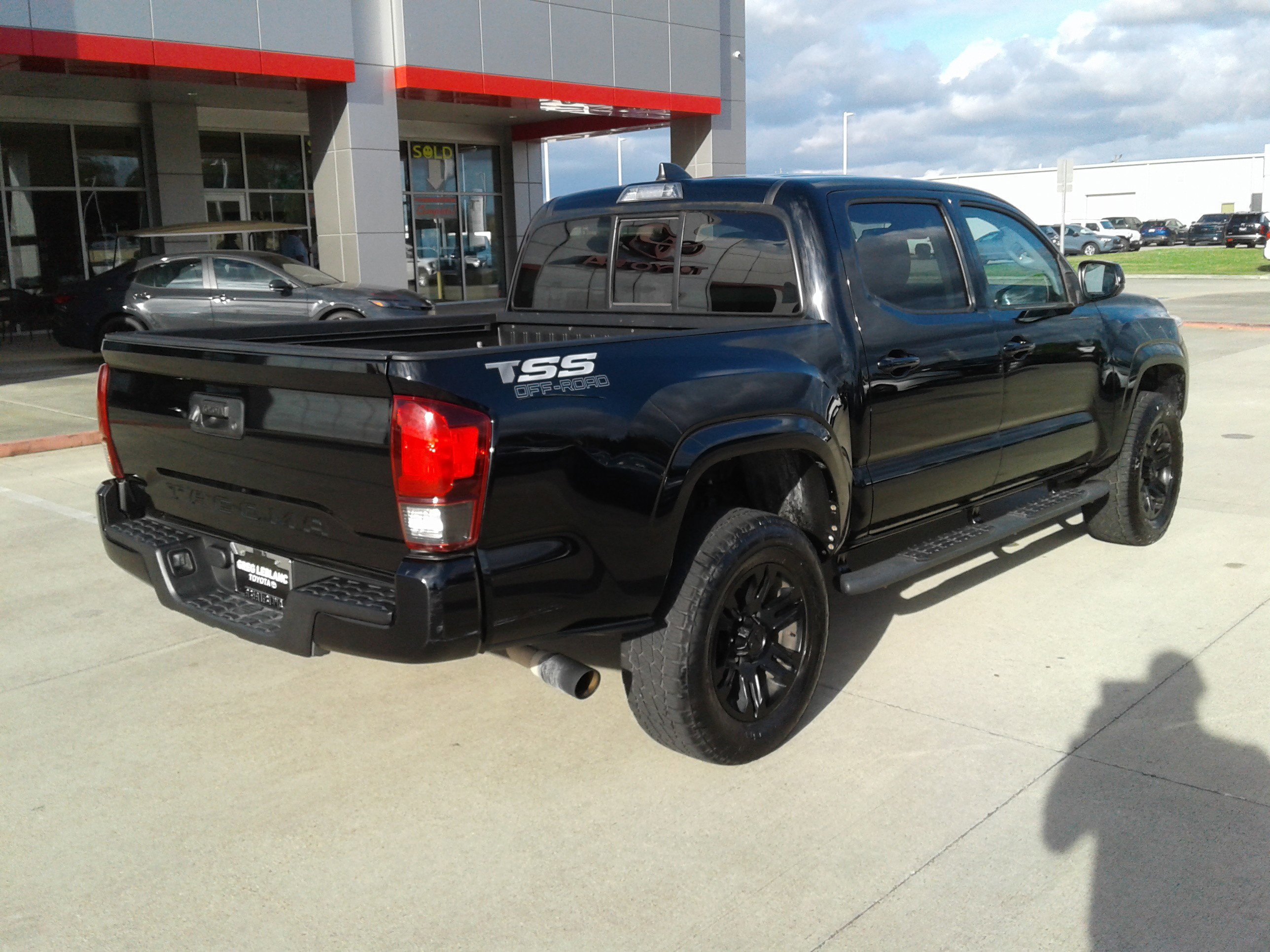 Used 2020 Toyota Tacoma SR image 7