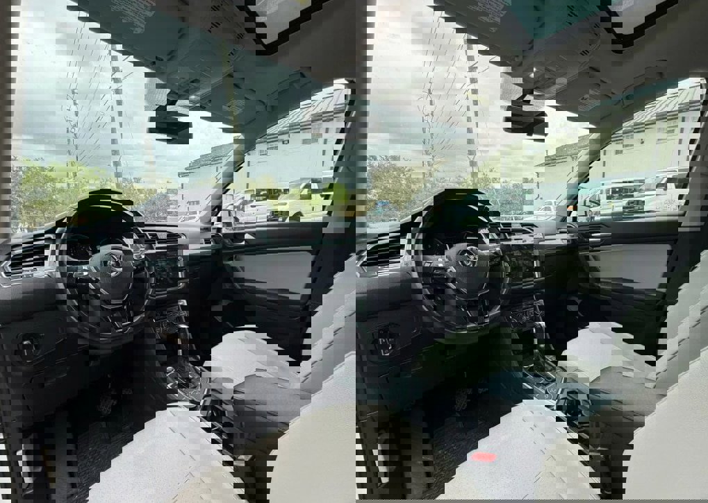 Used 2019 Volkswagen Tiguan SE w/ Panoramic Sunroof Package image 10