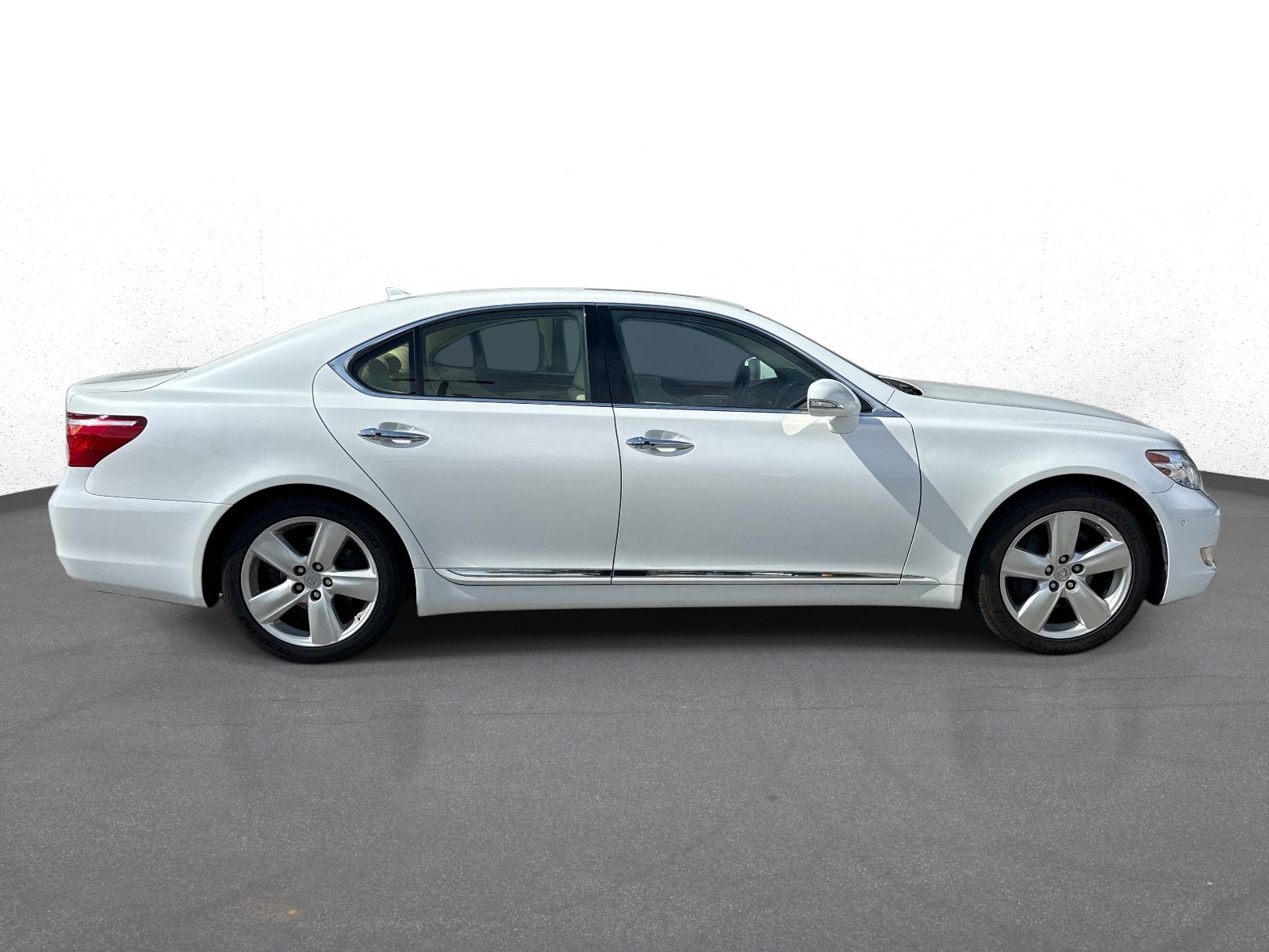 Used 2012 Lexus LS 460 w/ Comfort Pkg image 2