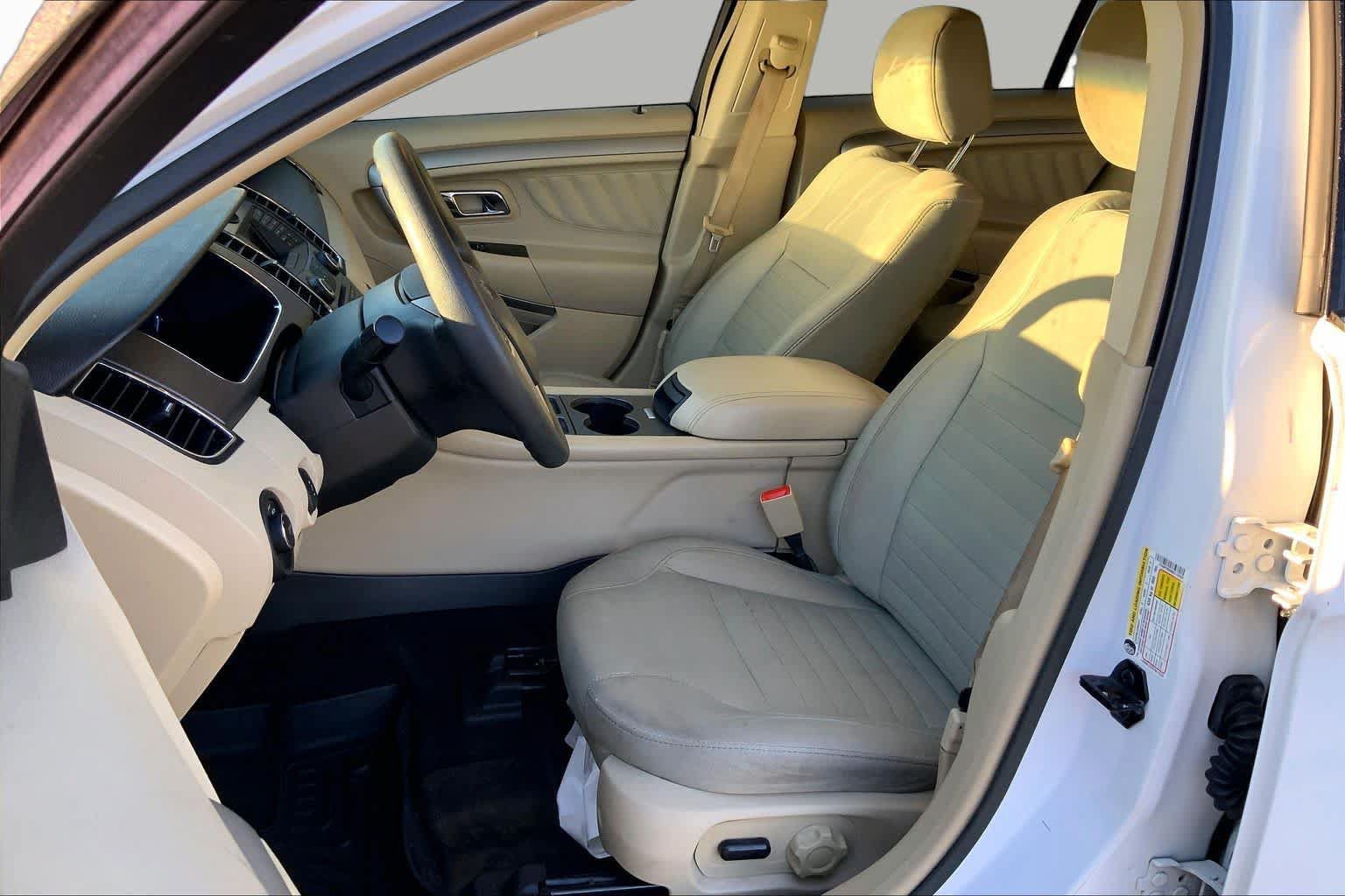 Used 2017 Ford Taurus SE FWD image 8