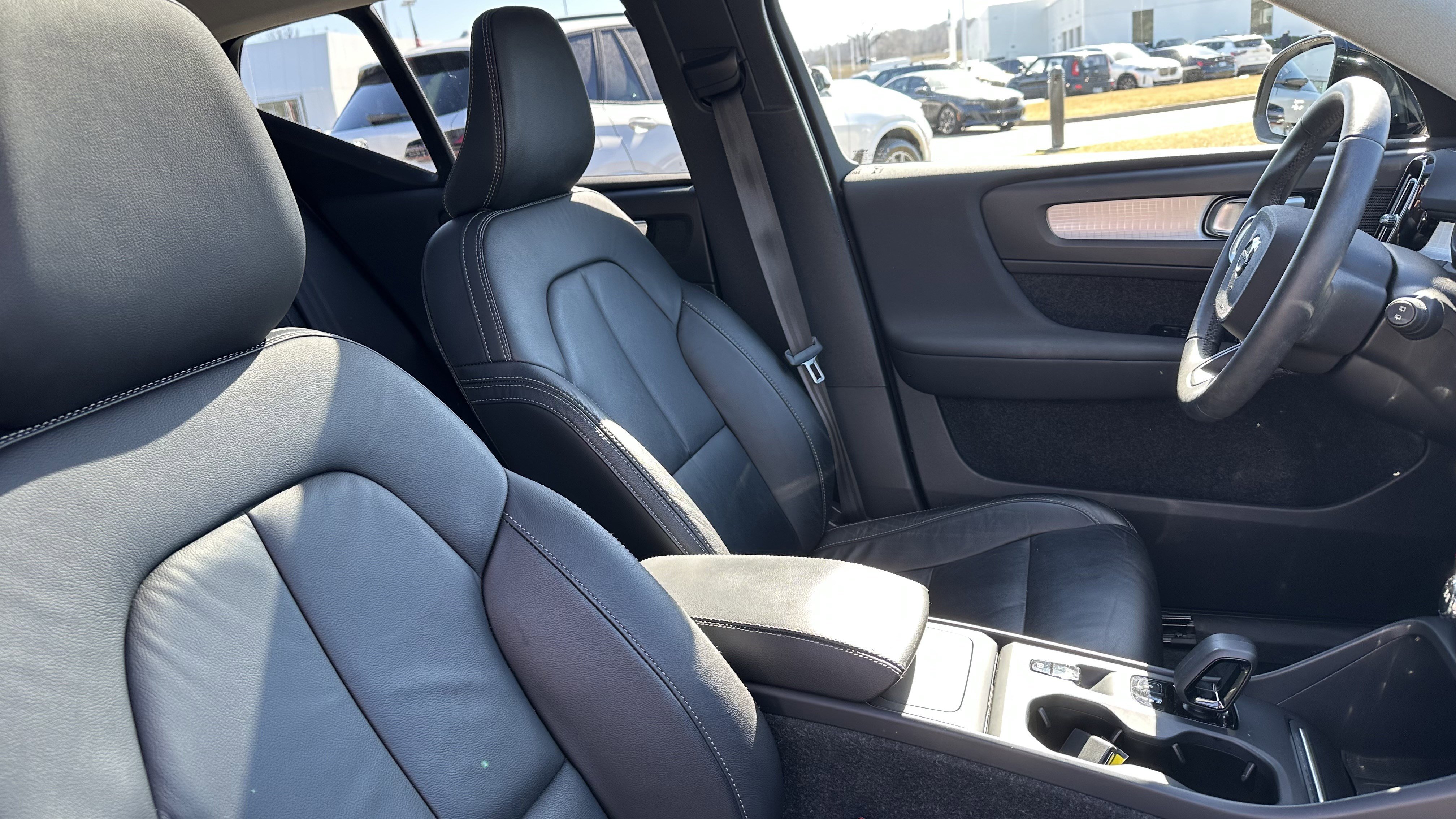 Used 2022 Volvo XC40 T5 Momentum w/ Premium Package image 33