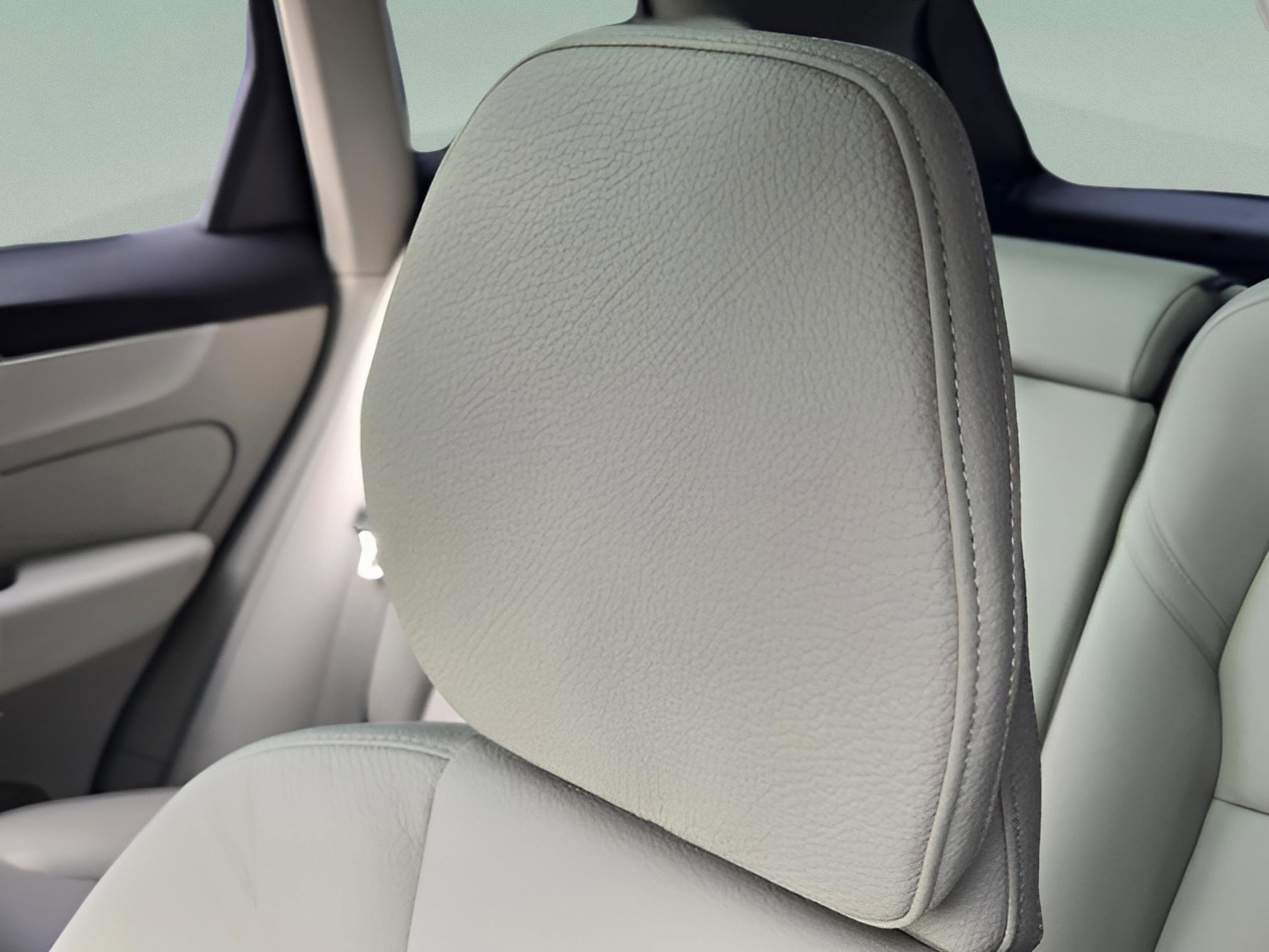 Used 2025 Volvo XC60 T8 Plus w/ Protection Package Premier image 18