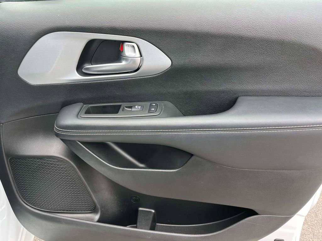 Used 2024 Chrysler Pacifica Limited FWD image 10