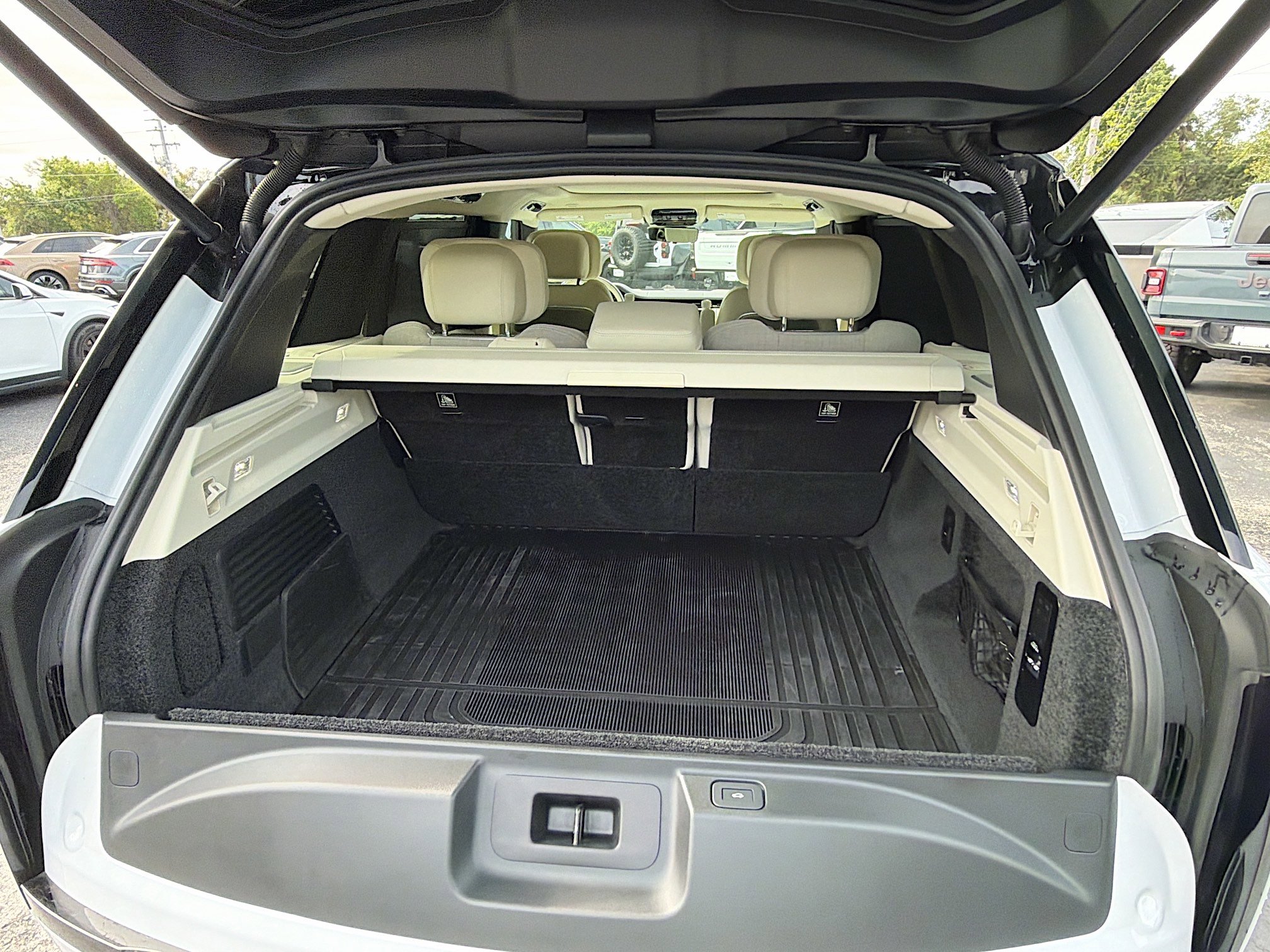 Used 2025 Land Rover Range Rover SV image 12