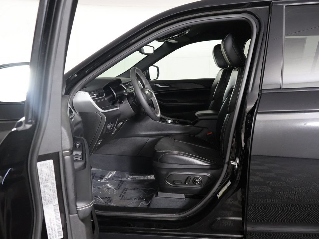 Used 2023 Jeep Grand Cherokee L Laredo AWD/4WD image 28