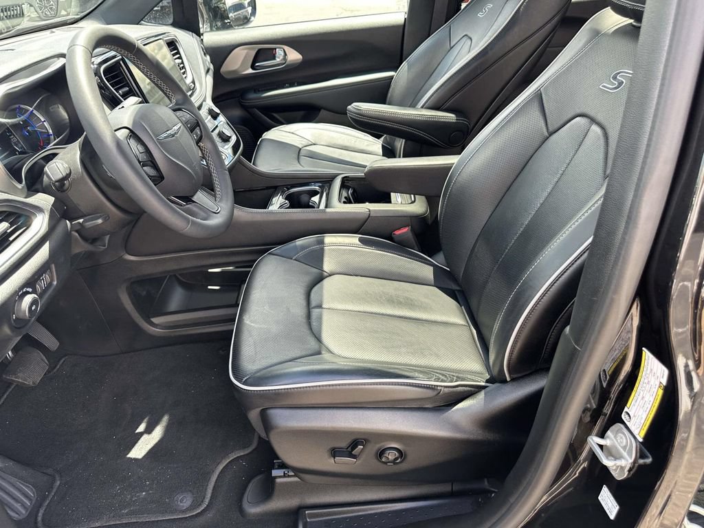 Used 2023 Chrysler Pacifica Limited w/ Uconnect Theater Family Group FWD image 20