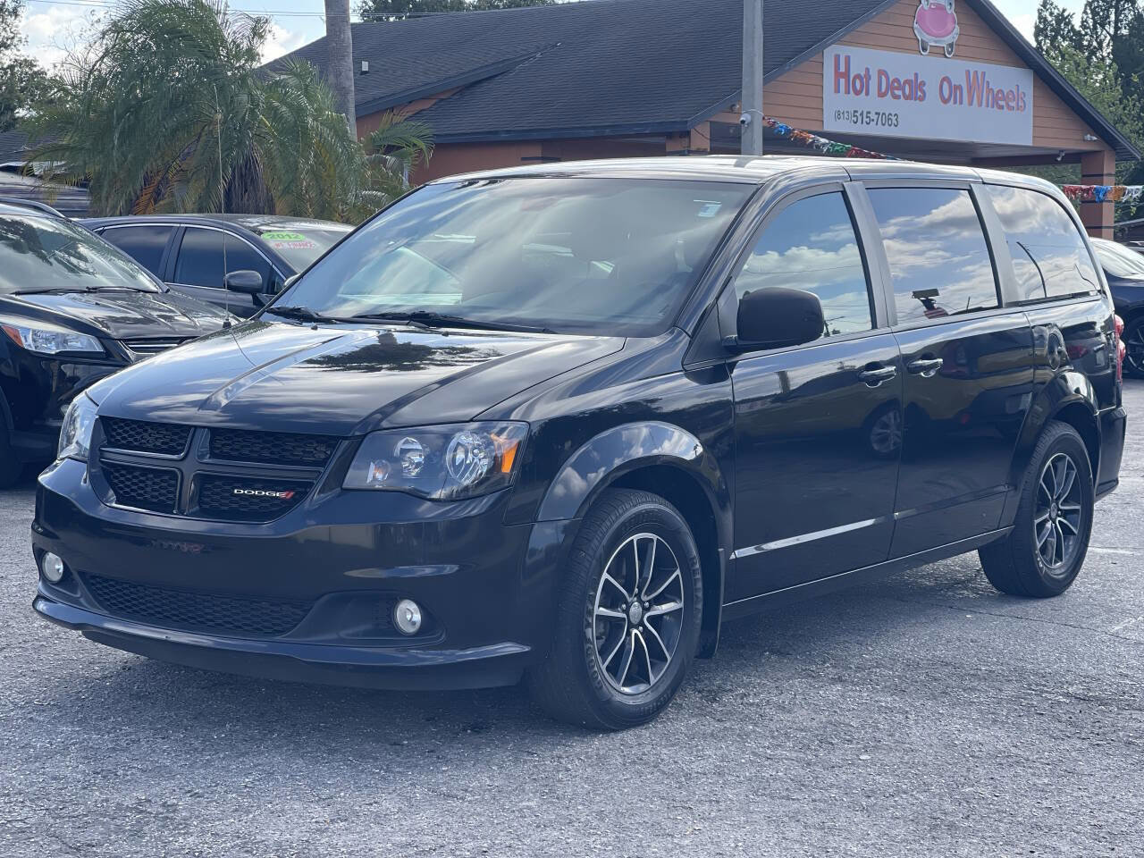 Used 2019 Dodge Grand Caravan SE image 2