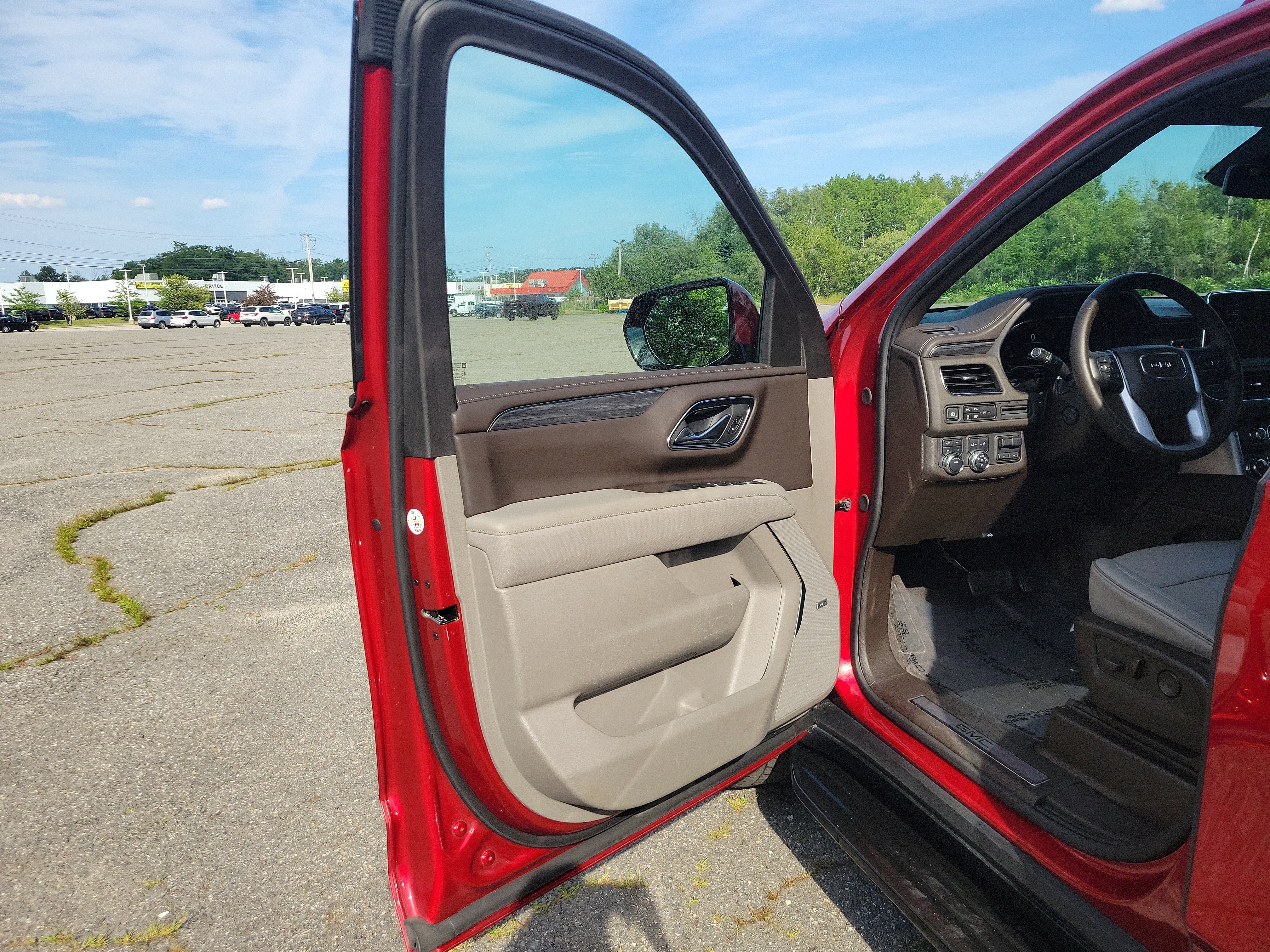 Used 2024 GMC Yukon XL SLT w/ SLT Luxury Package AWD/4WD image 15