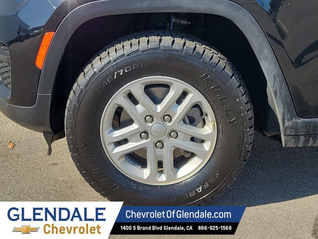 Used 2023 Jeep Grand Cherokee Laredo AWD/4WD image 17