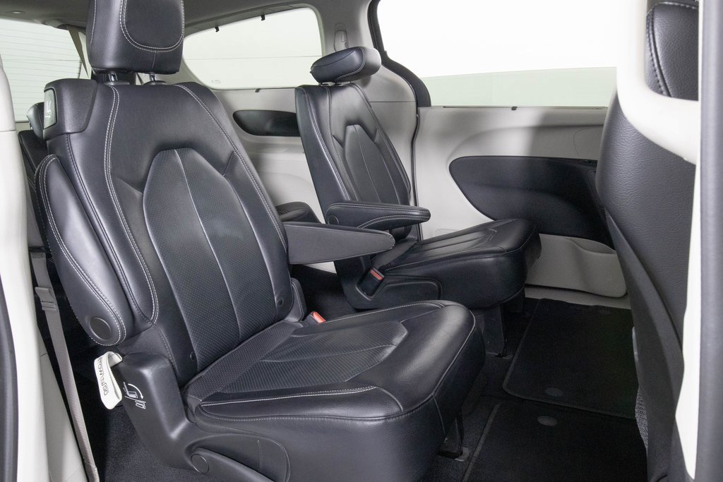 Used 2022 Chrysler Pacifica Touring-L image 17