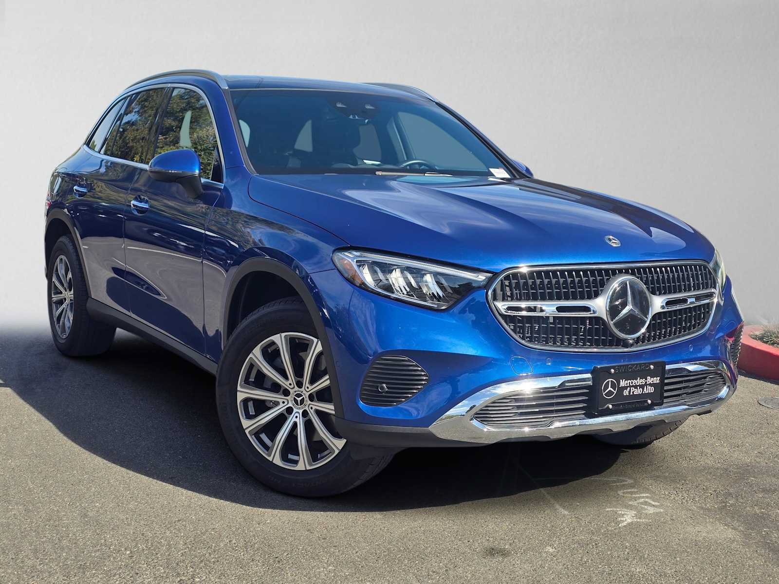 Used 2024 Mercedes-Benz GLC 300 4MATIC image 1
