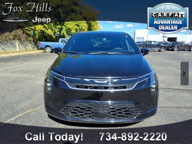 Used 2027 Chrysler Pacifica Select FWD image 2