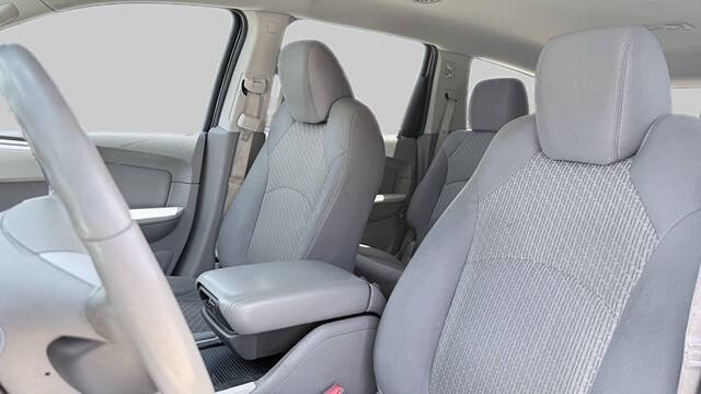 Used 2011 Chevrolet Traverse LS FWD image 13
