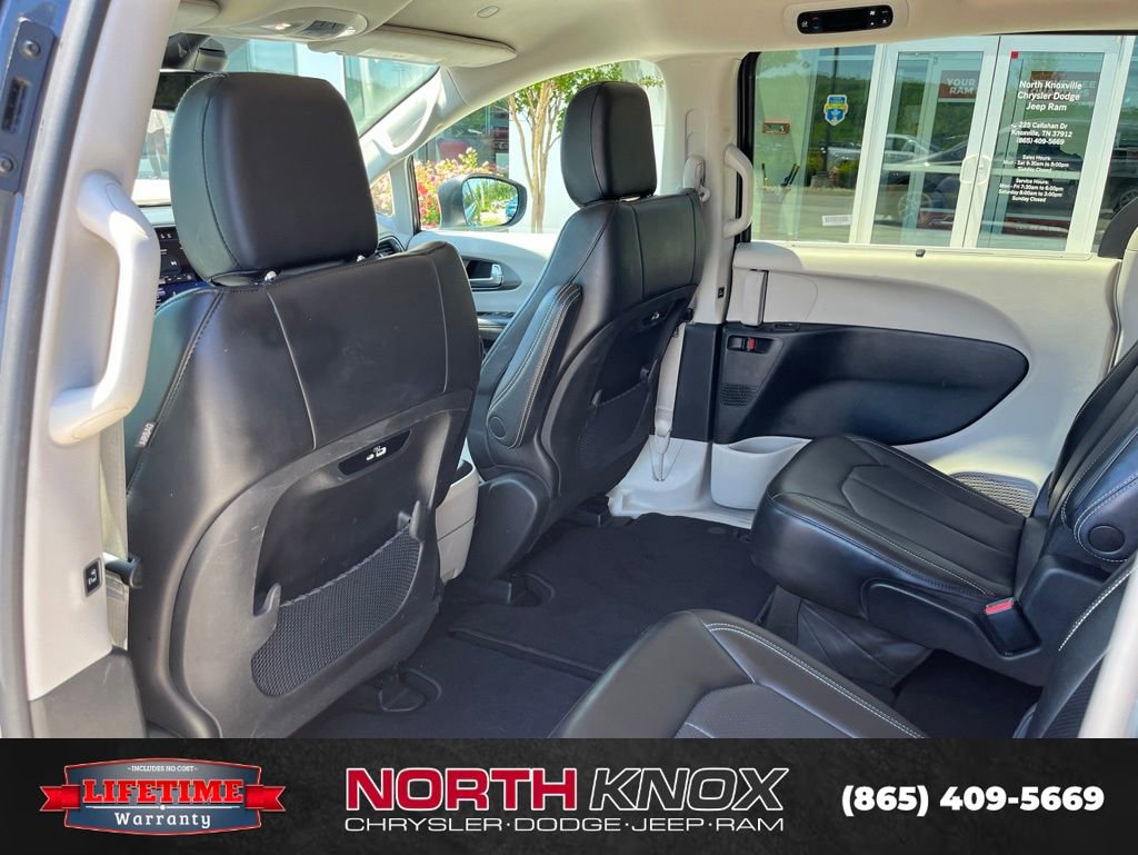 Used 2023 Chrysler Pacifica Touring-L FWD image 16