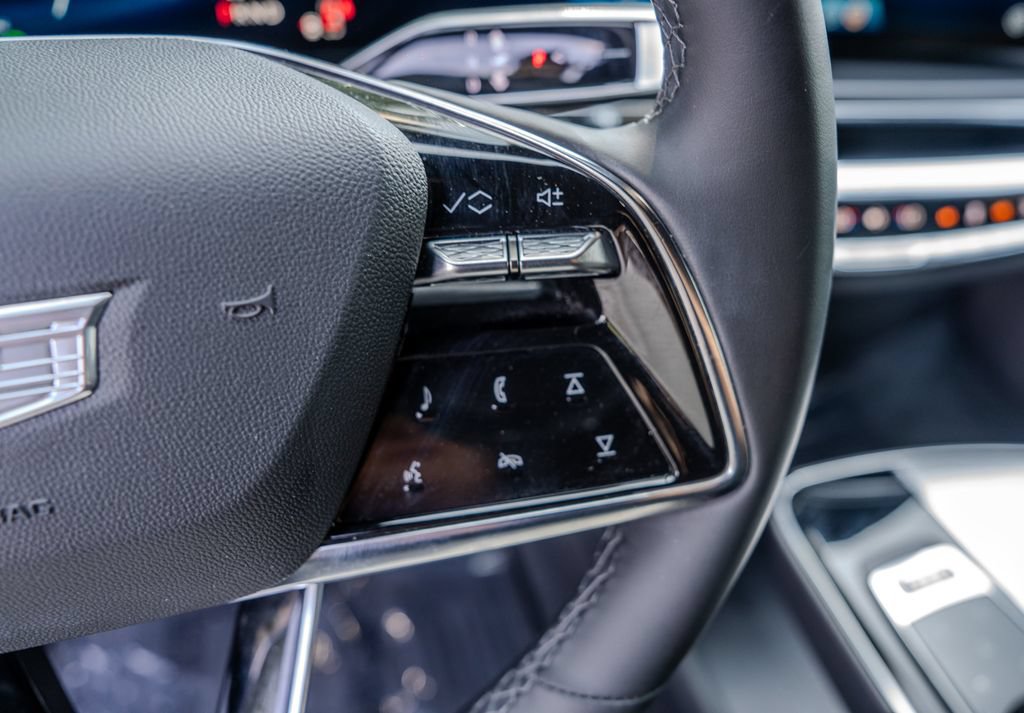 Used 2024 Cadillac Lyriq Tech RWD image 7