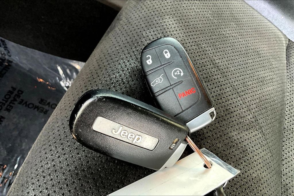 Used 2021 Jeep Grand Cherokee Laredo X image 10