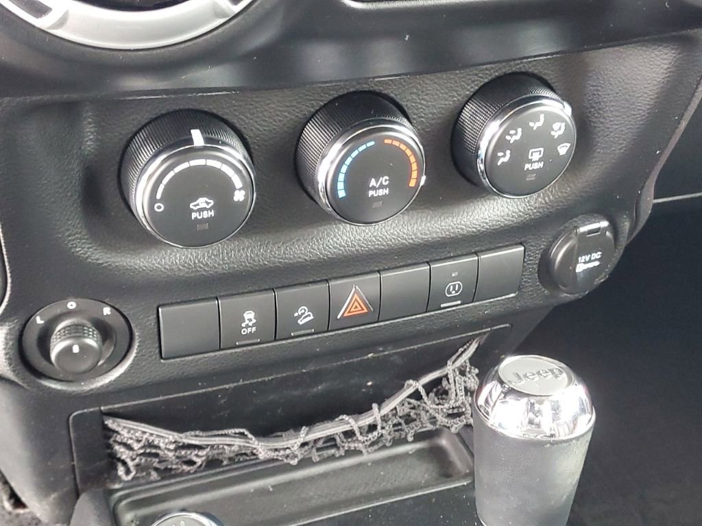 Used 2014 Jeep Wrangler Unlimited Sahara w/ Connectivity Group image 19