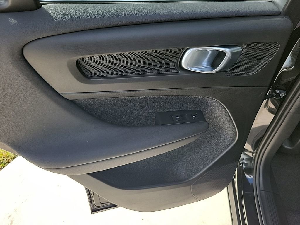 Used 2025 Volvo XC40 B5 Core image 11
