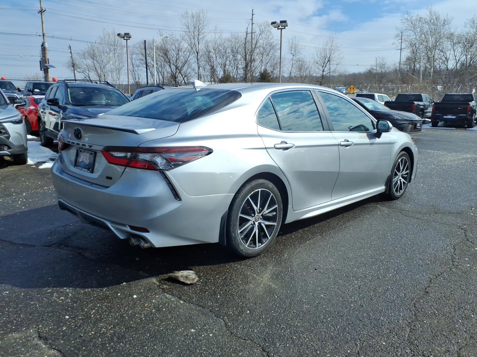 Used 2023 Toyota Camry SE FWD image 4