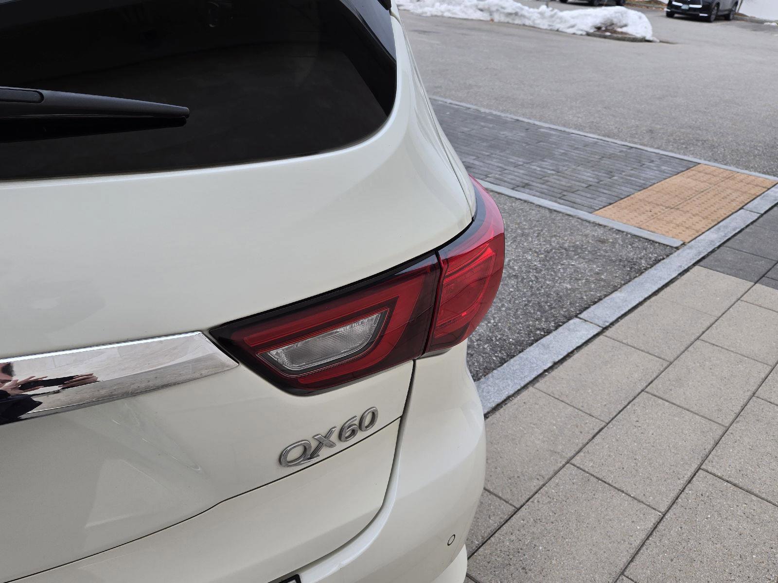 Used 2019 INFINITI QX60 Luxe w/ Essential Package image 12