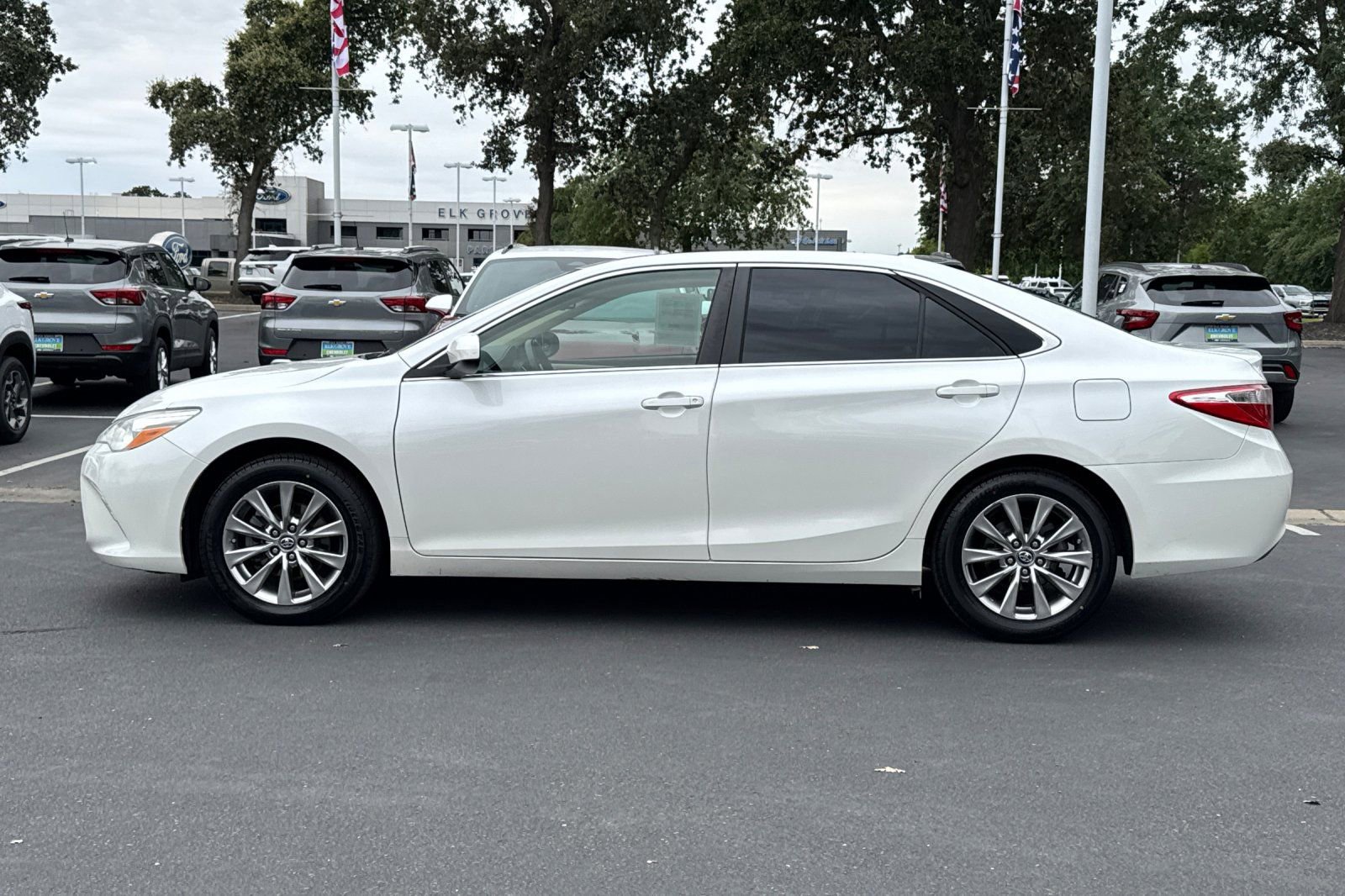 Used 2017 Toyota Camry XLE w/ Convenience Package FWD image 6