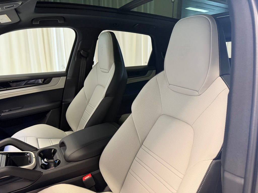Certified 2026 Porsche Cayenne E-Hybrid AWD/4WD image 5