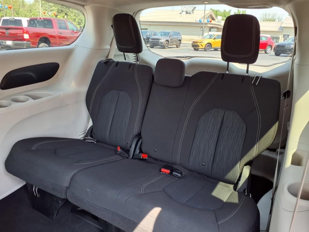 Used 2020 Chrysler Voyager LX image 19