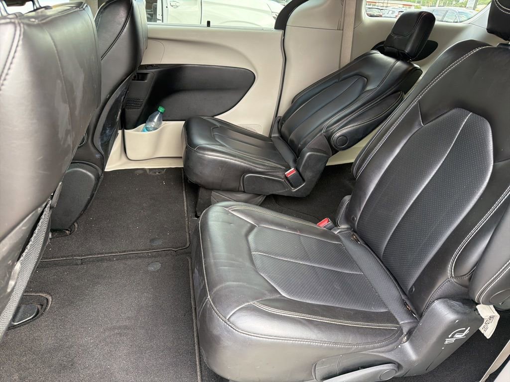 Used 2023 Chrysler Pacifica Touring-L image 7