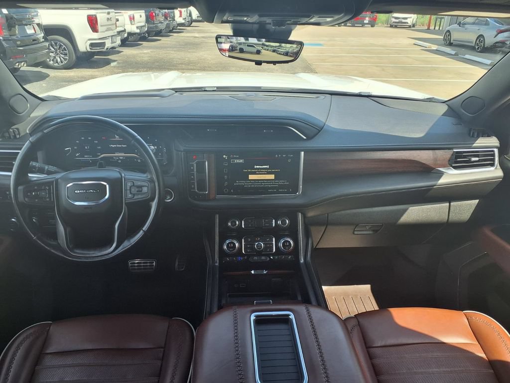 Used 2023 GMC Yukon XL Denali Ultimate AWD/4WD image 3