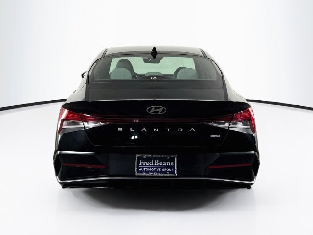 Certified 2025 Hyundai Elantra Limited FWD image 9