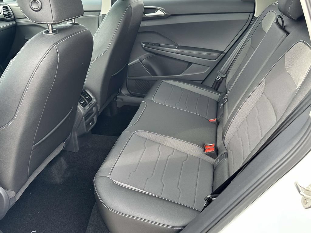 New 2025 Volkswagen Taos SE FWD image 8