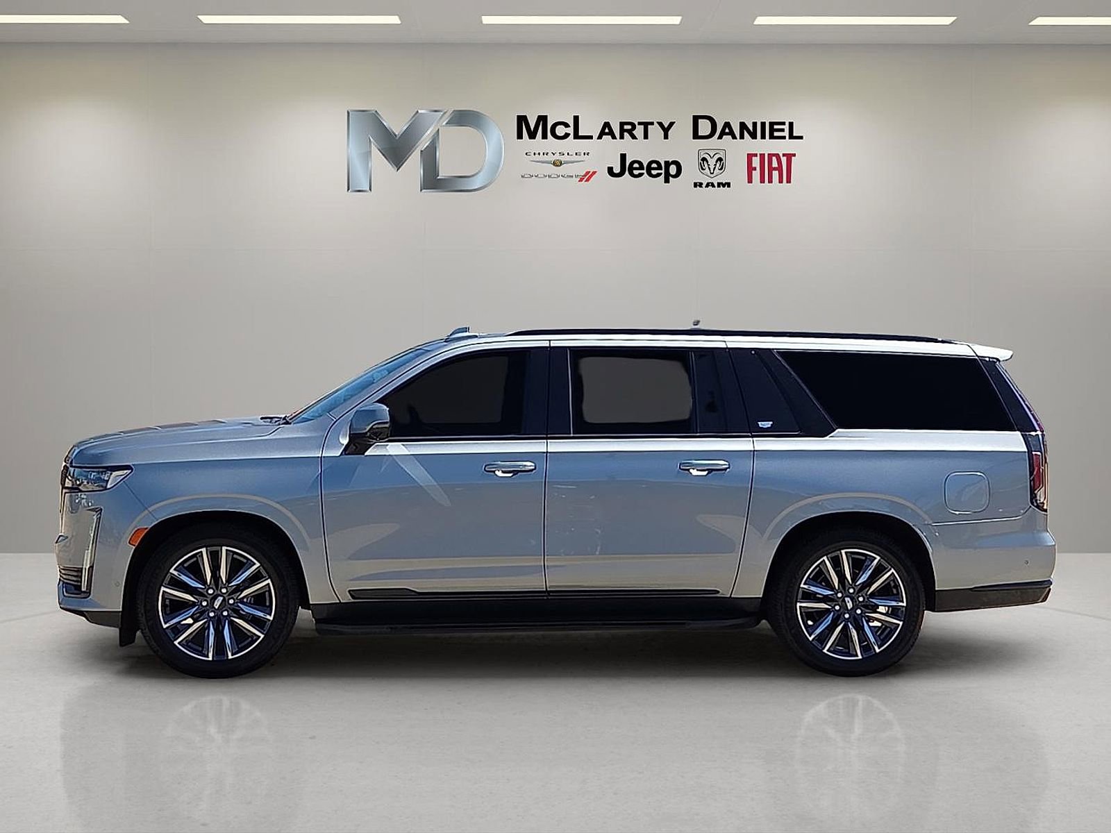 Used 2023 Cadillac Escalade ESV Sport Platinum image 3