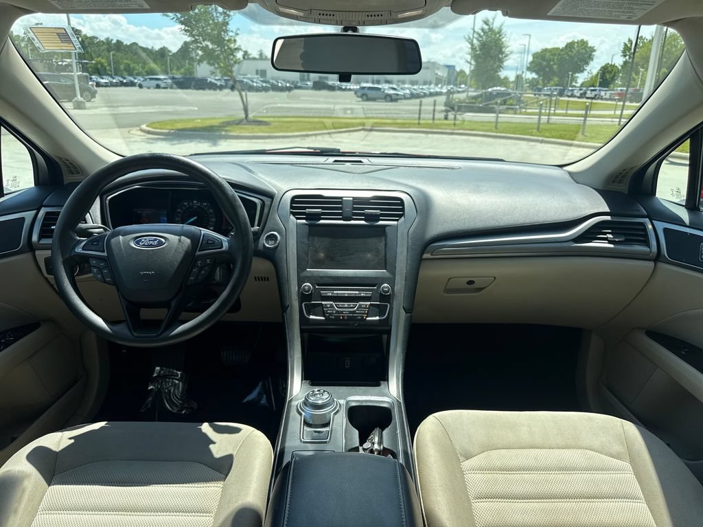 Used 2017 Ford Fusion SE w/ Fusion SE Technology Package FWD image 16