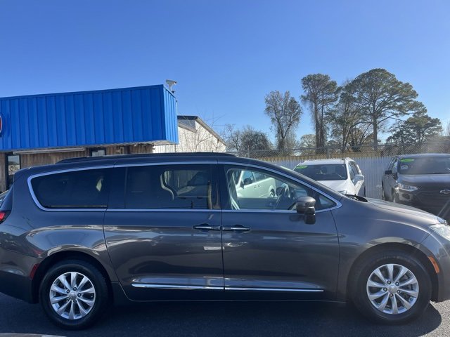 Used 2017 Chrysler Pacifica Touring-L image 8