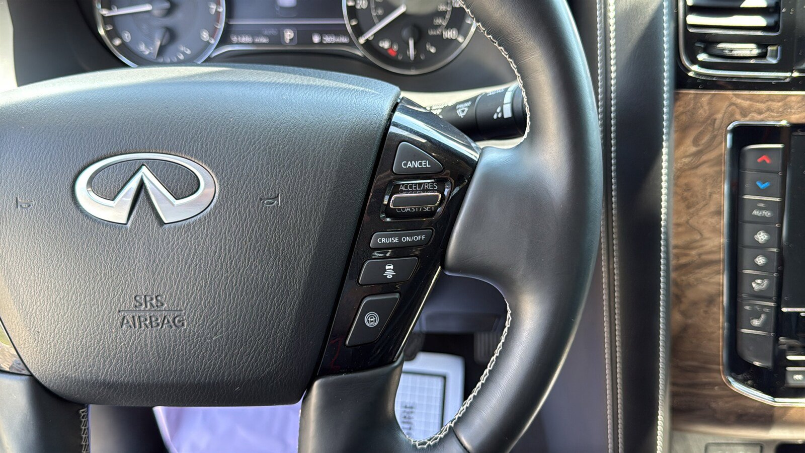 Used 2021 INFINITI QX80 Premium Select w/ All-Season Package AWD/4WD image 16