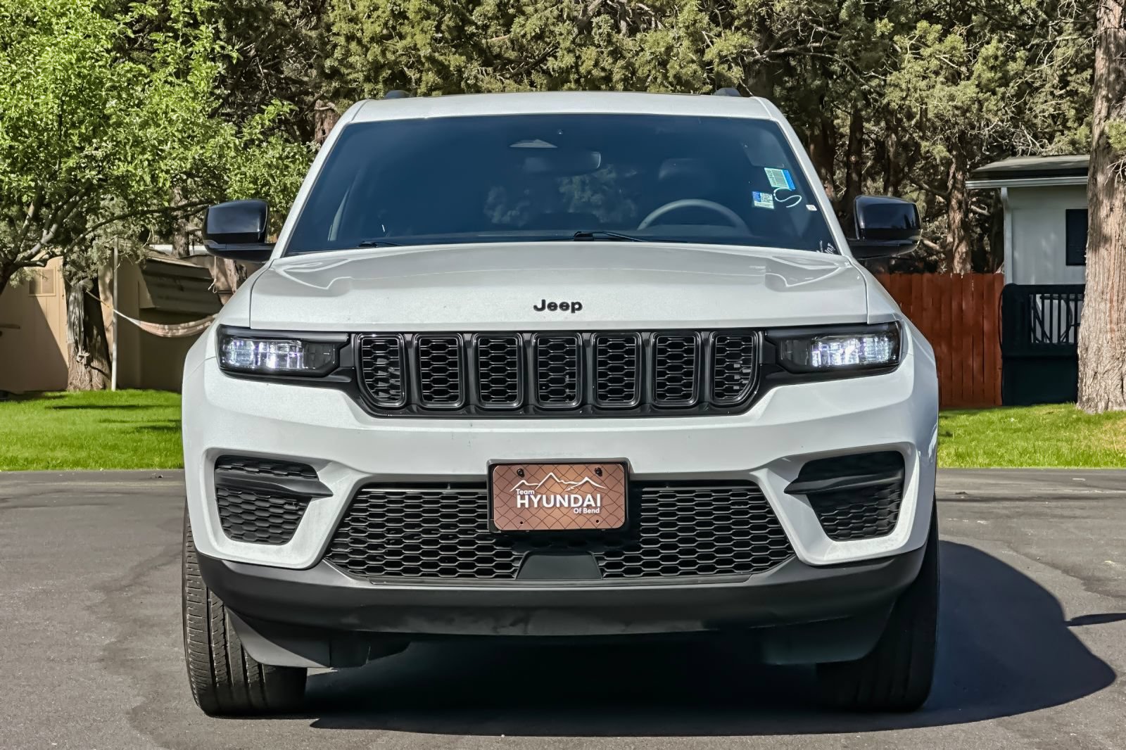 Used 2023 Jeep Grand Cherokee Altitude AWD/4WD image 10