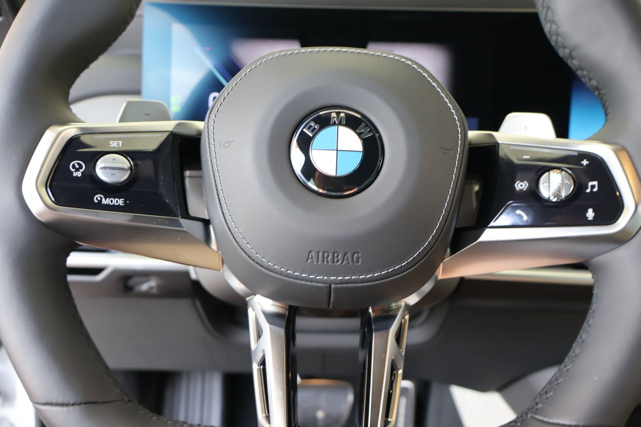 Used 2025 BMW 760i xDrive w/ Executive Package AWD/4WD image 18