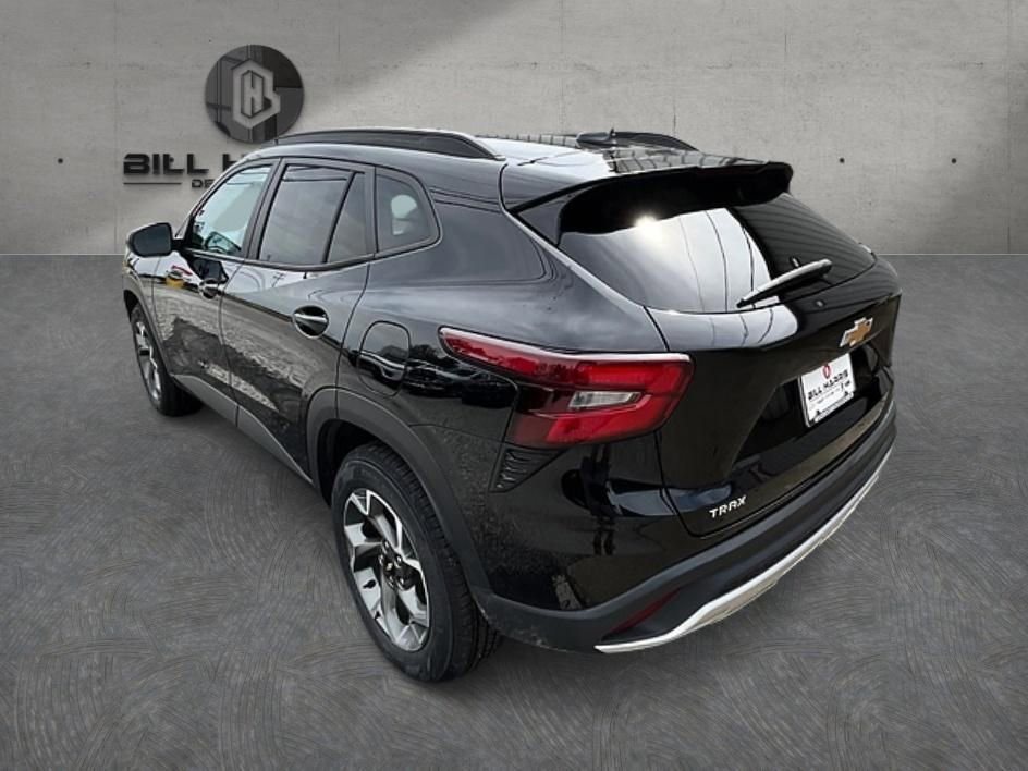 Used 2024 Chevrolet Trax LT w/ Sunroof Package image 8